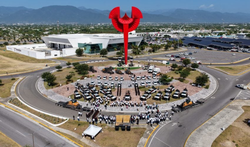 Entrega Américo Villarreal vehículos y maquinaria por 125.2 mdp
